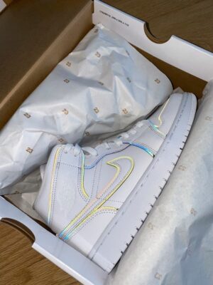 RÉPLICA AIR JORDAN 1 MID SE 'IRIDESCENT TRIM' - Imagen 2