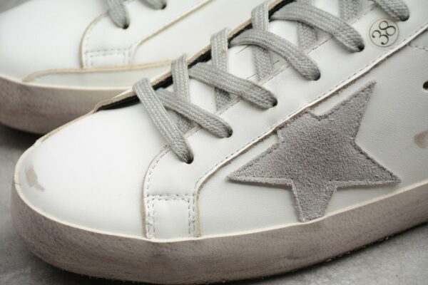 Réplica GOLDEN GOOSE Super-Star sneakers con estrella en gris y talon negro - Imagen 2