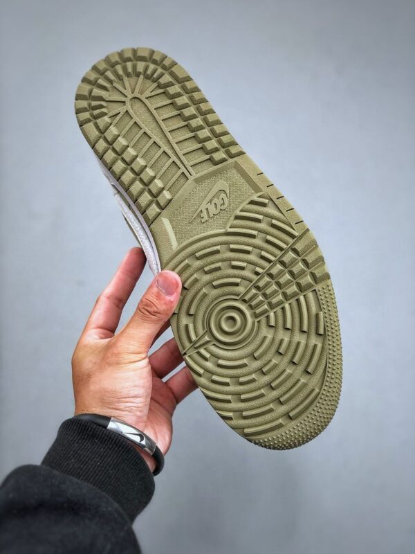 Réplica JORDAN 1 RETRO LOW GOLF TRAVIS SCOTT ‘NEUTRAL OLIVE’ - Imagen 3