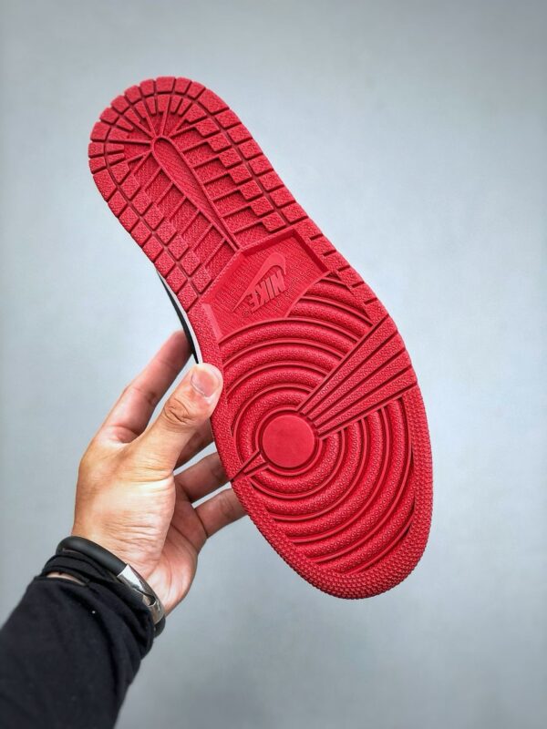 Réplica JORDAN 1 RETRO HIGH OG ‘BLACK TOE’ REIMAGINED - Imagen 3