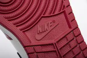  AIR JORDAN 1 RETRO HIGH OG 'FEARLESS' - Imagen 5