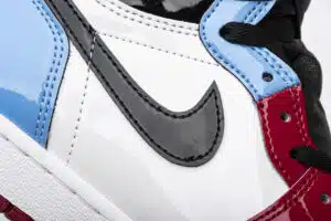  AIR JORDAN 1 RETRO HIGH OG 'FEARLESS' - Imagen 4