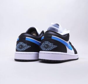 RÉPLICA AIR JORDAN 1 LOW BLACK UNIVERSITY BLUE - Imagen 2
