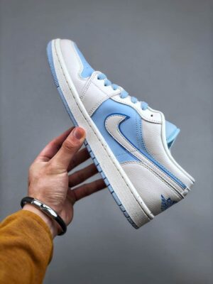  JORDAN 1 LOW SE REVERSE 'ICE BLUE' - Imagen 9