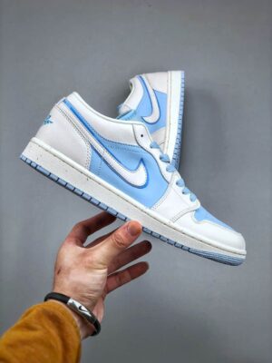 JORDAN 1 LOW SE REVERSE 'ICE BLUE' - Imagen 7