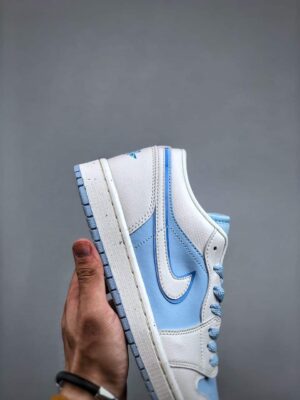  JORDAN 1 LOW SE REVERSE 'ICE BLUE' - Imagen 5