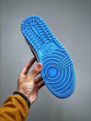RÉPLICA JORDAN 1 RETRO HIGH OG 'UNC TOE' - Imagen 3