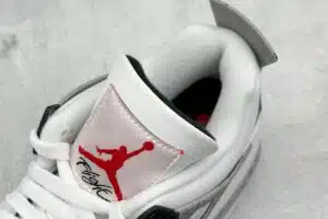 RÉPLICA JORDAN 4 RETRO 'WHITE CEMENT' (2025) - Imagen 3