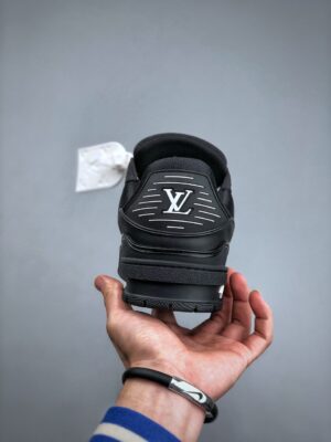 RÉPLICA LOUIS VUITTON TRAINER EMBOSSED MONOGRAM 'NEGRAS' - Imagen 4