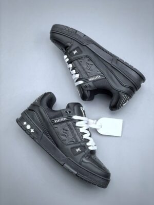 RÉPLICA LOUIS VUITTON TRAINER EMBOSSED MONOGRAM 'NEGRAS' - Imagen 3