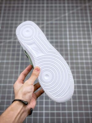 RÉPLICA AIR FORCE 1 LOW '07 LV8 DOUBLE SWOOSH 'OLIVE GOLD BLACK' - Imagen 4