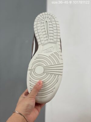 RÉPLICA DUNK LOW RETRO KHAKI TEAM 'RED PEARL WHITE' - Imagen 4